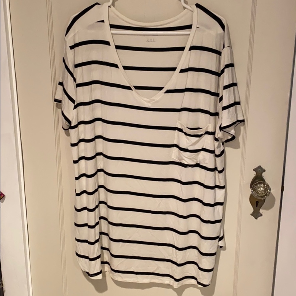 Grace & Lace XXL pocket v-neck T-shirt